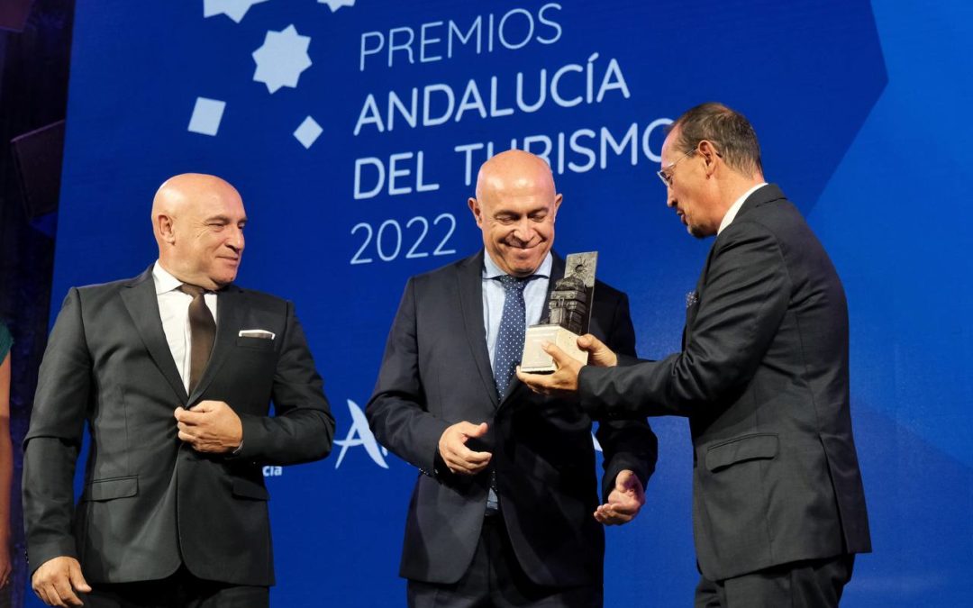 Rosabus recoge en Granada el Premio a la Excelencia Turística 2022